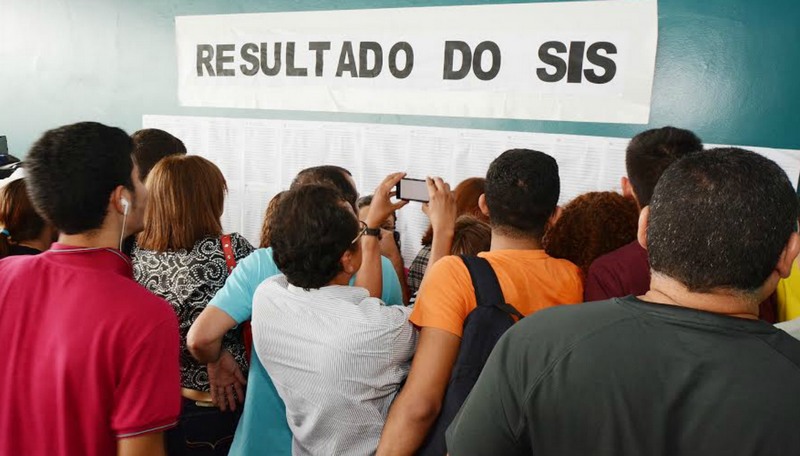 Candidatos foram conferir aprovação em relação fixada na sede da Reitoria da UEA (Foto: Joelma Sanmelo/ Divulgação UEA)