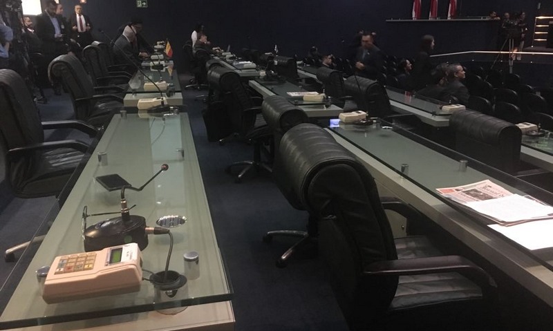 Bancadas dos deputados da base aliada ficaram vazias na sessão desta terça-feira na ALE (Foto: ATUAL)