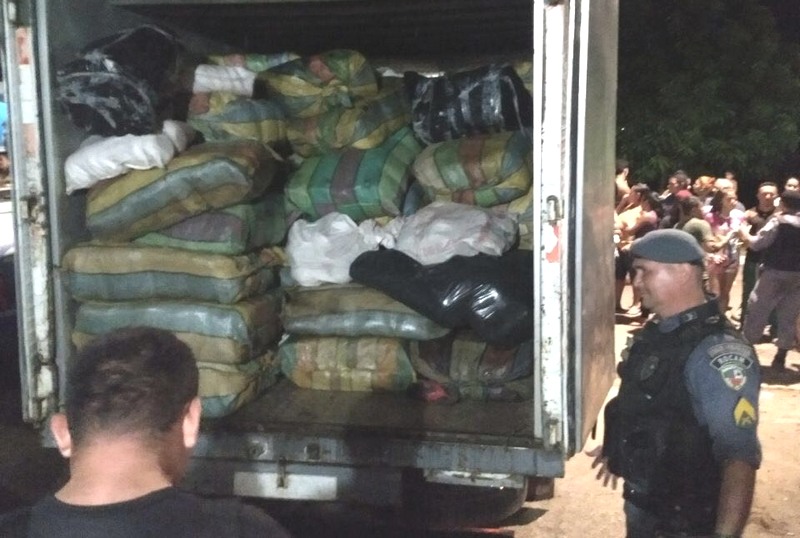 Polícia Militar precisou usar um caminhão para transportar a droga apreendida em Anori (Foto: Divulgação)
