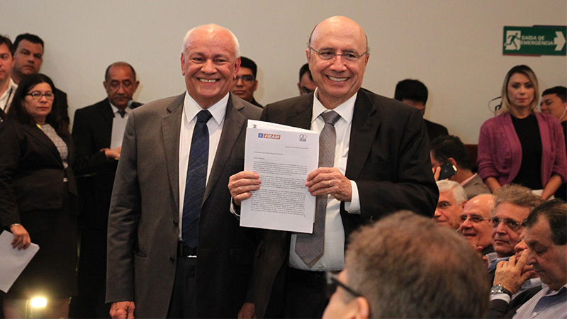 Antônio Silva, presidente da Fieam, entregou carta ao ministro Henrique Meirelles na qual empresários pedem correções de distorções (Foto: Fieam/Divulgação)