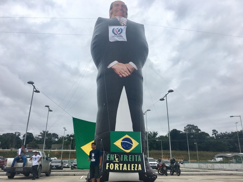 Boneco inflável do deputado Jair Bolsonaro foi içado no estacionamento do aeroporto de Manaus, na manhã desta quinta-feira (Foto: Facebook/Reprodução)