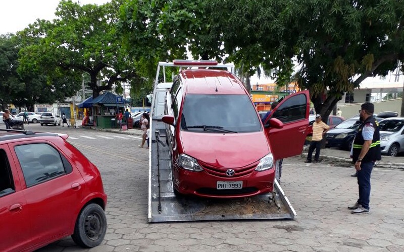 Carro de serviço de transporte do Uber foi guinchado em operação em Manaus (Foto: Semcom/Divulgação)