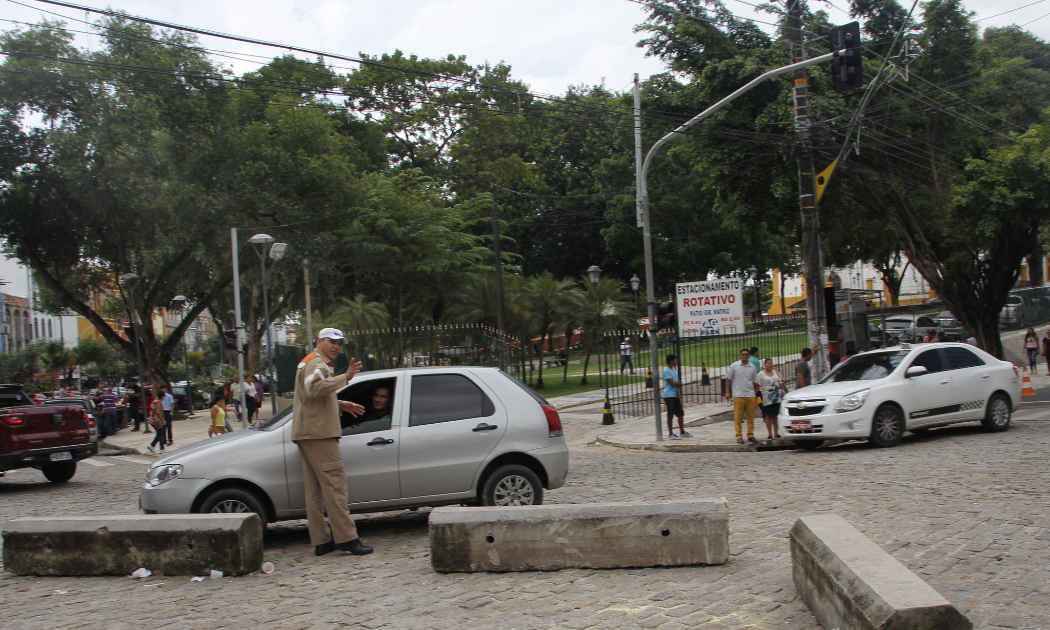 Agentes de trânsito vão orientar sobre novas vagas de estacionamento (Foto: Marinho Ramos/Semcom)
