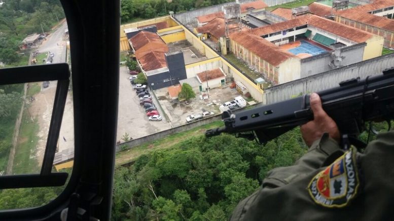 Helicóptero reforça segurança nos presídios de Manaus às vésperas de completar um ano do massacre do Compaj (Foto: Seap/Divulgação)
