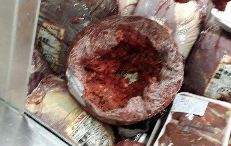 Carne estragada estava acondicionada na mesma câmara frigorífica com outros alimentos já embalados (Foto: MP-AM/Divulgação)