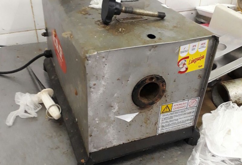 Máquina de moer carne enferrujada e sem manutenção foi encontrada pela fiscalização do MP-AM e Visa ainda em uso (Foto: MP-AM/Divulgação)