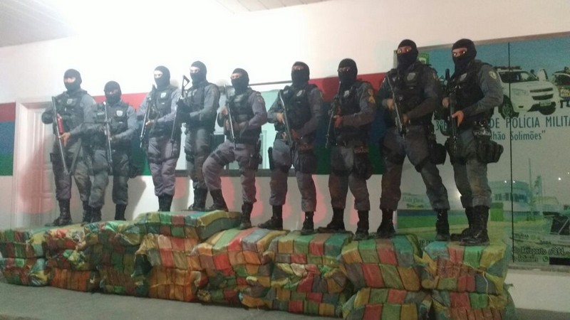 Equipe composta por 17 policiais militares apreenderam a droga, mas os traficantes conseguiram fugir (Foto: Divulgação)
