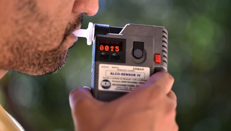 Teste do bafômetro identifica se condutor dirige sob efeito de álcool (Foto: André Borges/Agência Brasília)