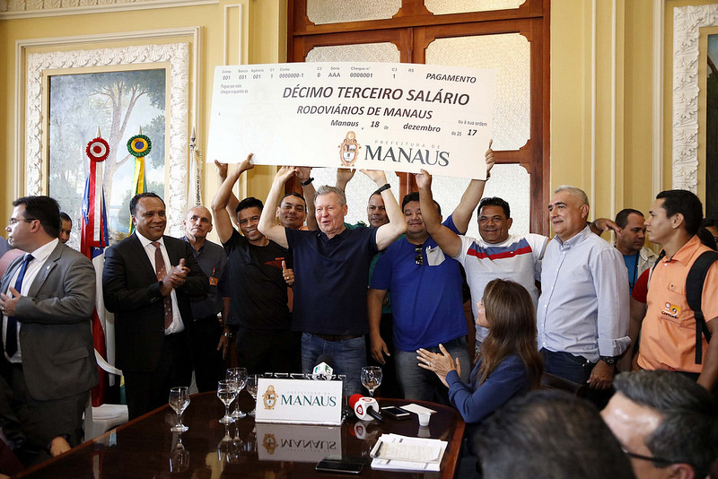 O prefeito Arthur Virgílio Neto fez a entrega de um cheque simbólico a representantes dos dofoviários