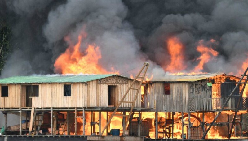 Casas e balsas que eram utilizadas pelos garimpeiros foram incendiadas (Foto: Divulgação)