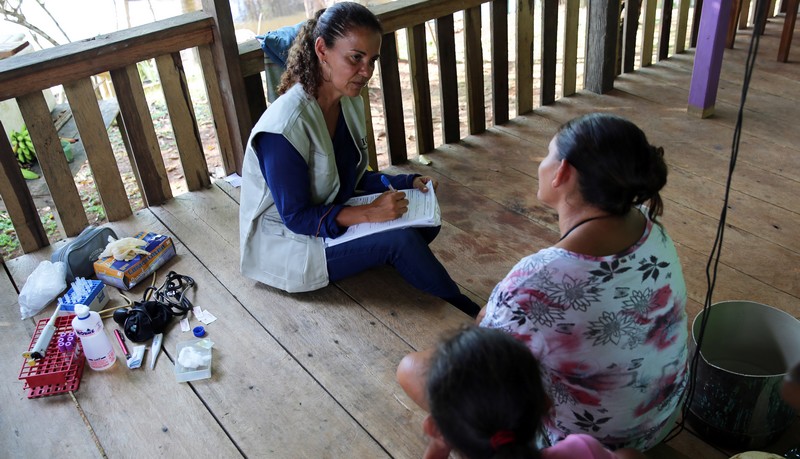 Pesquisadores visitaram moradores que foram submetidos à exames clínicos, diagnóstico e tratamento de malária e anemia (Foto: Fiocruz/Divulgação)