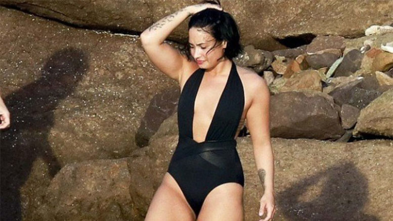 Cantora Demi Lovato publicou foto de maiô e afirmou que não tem complexo com a estética do corpo (Foto: Instagram/Reprodução)