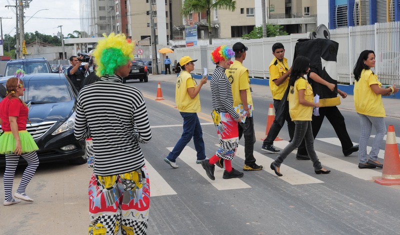 Servidores do Detran-AM divulgam descontos proporcionado por lei em campanha nas ruas de Manaus (Foto: Alfredo Fernandes/Secom)