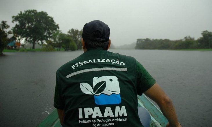 Técnicos do Ipaam colheram amostras da água no lago para análise de laboratório (Foto: Ipaam/Divulgação)