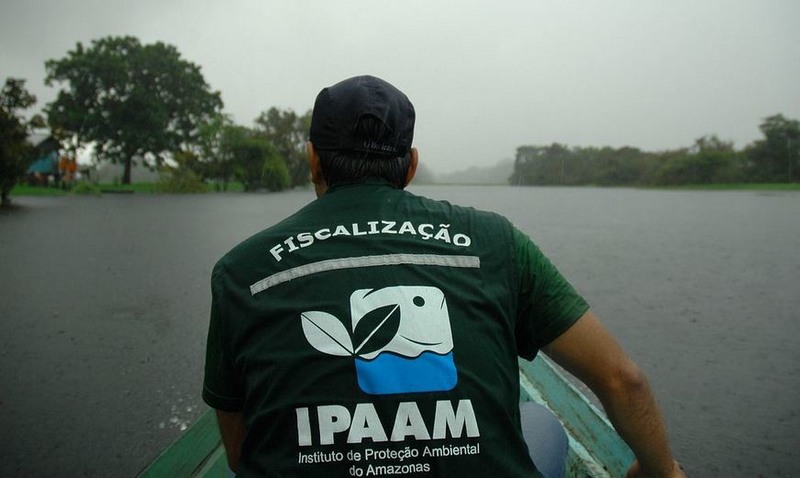 Técnicos do Ipaam colheram amostras da água no lago para análise de laboratório (Foto: Ipaam/Divulgação)