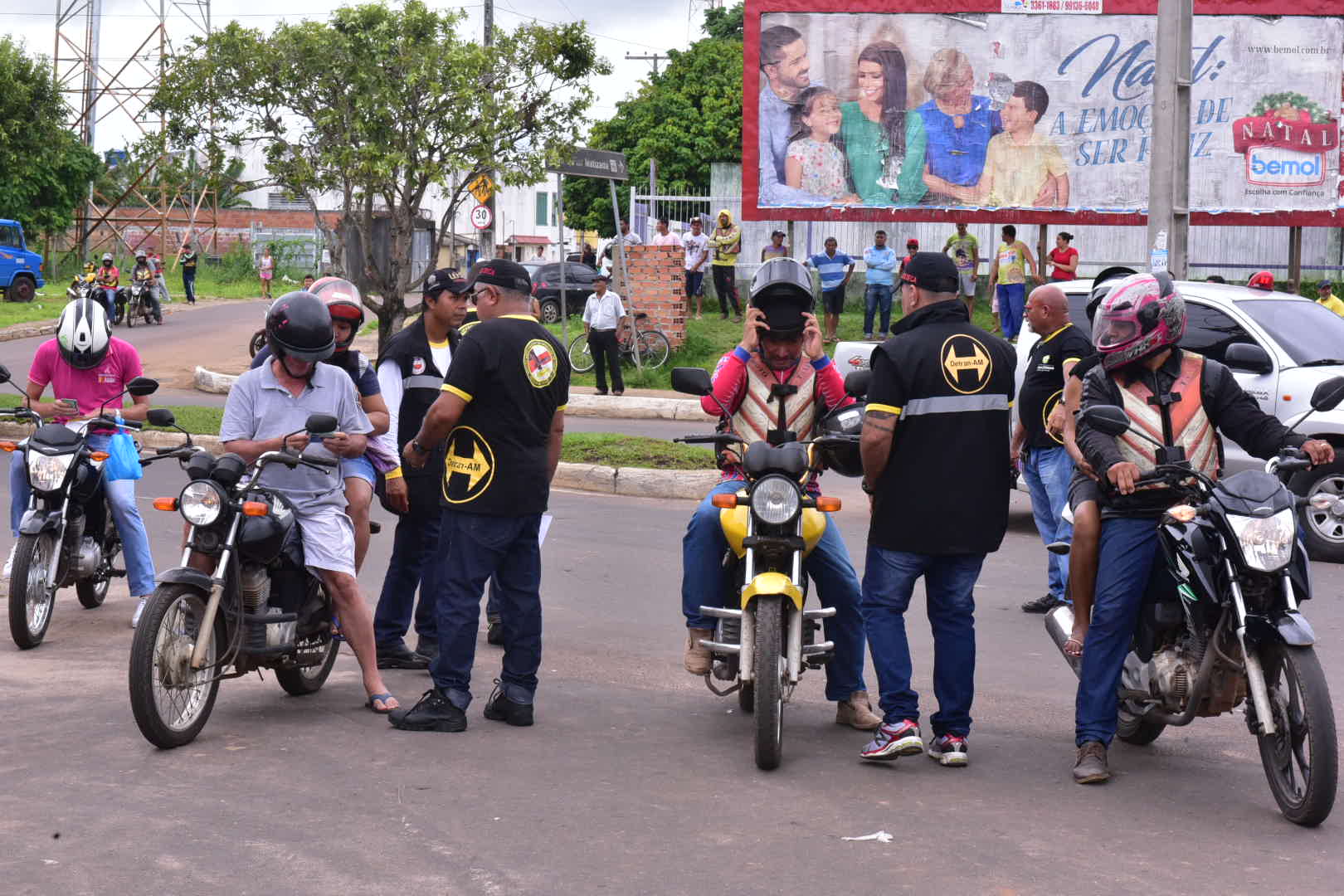 Agentes do Detran e policiais civis montaram barreira na entrada de Manacapuru para fiscalizar motos (Foto: Roberto Carlos/Secom)