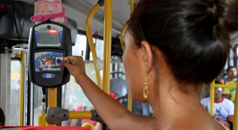 Estudantes precisam fazer recadastramento para garantir meia-passagem nos ônibus (Foto: Karla Vieira/Semcom)