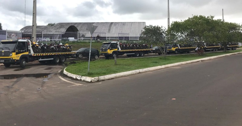 Polícia utilizou cinco caminhões guincho para transportar motos apreendidas em operação em Manacapuru (Foto: PC-AM/Divulgação)
