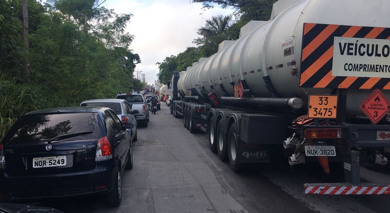 Interdição do acesso à refinaria gerou uma fila de caminhões e carros Foto: ATUAL)
