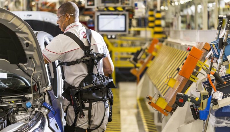 Exoesqueletos acoplados ao corpo do funcionário reduzem o desgaste físico e melhora a produtividade (Foto: Fiat/Divulgação)