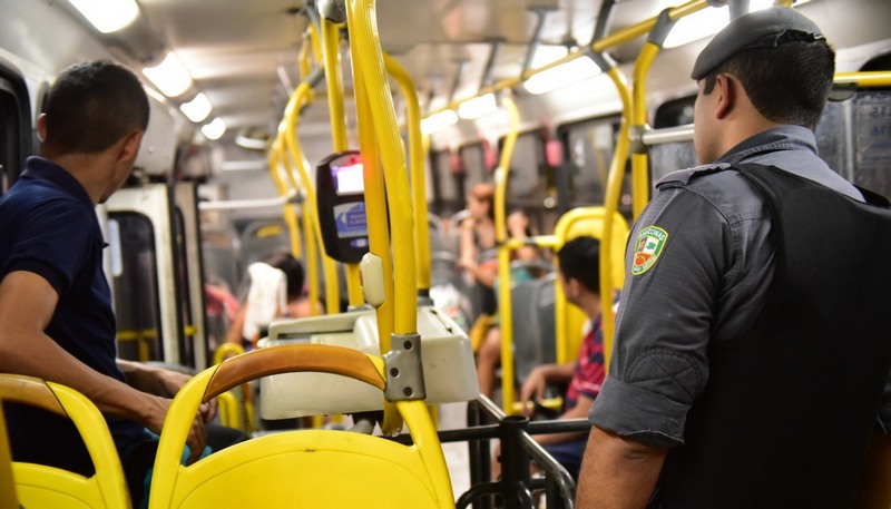 Ações da Polícia Militar em ônibus pretendem inibir assaltos a passageiros e cobradores (Foto: Bruno Zanardo/Secom)
