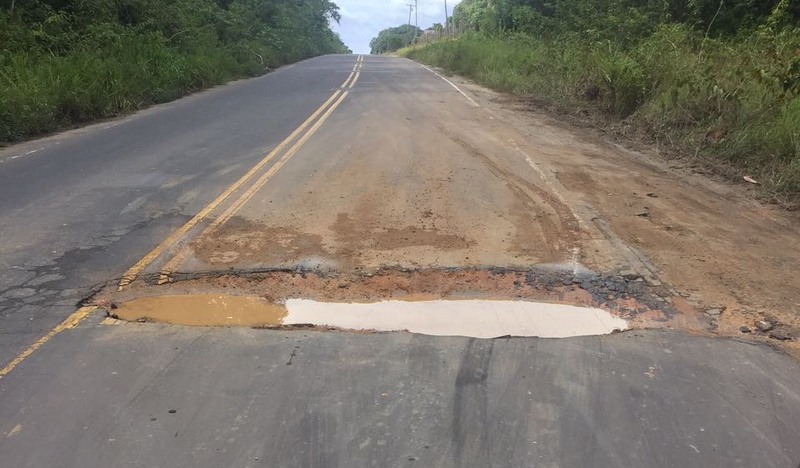 Buracos tomam conta da rodovia AM 010 que liga Manaus a quatro municípios do Estado (Foto: Luís Morais/Divulgação)