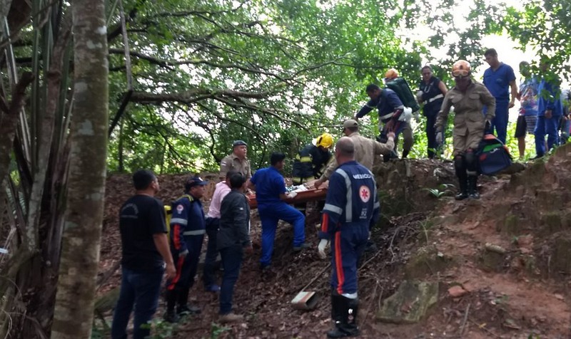 Dois passageiros ficaram feridos na queda do avião na zona centro-sul de Manaus na manhã desta quinta-feira, 22 (Foto: CBMAM/Divulgação)