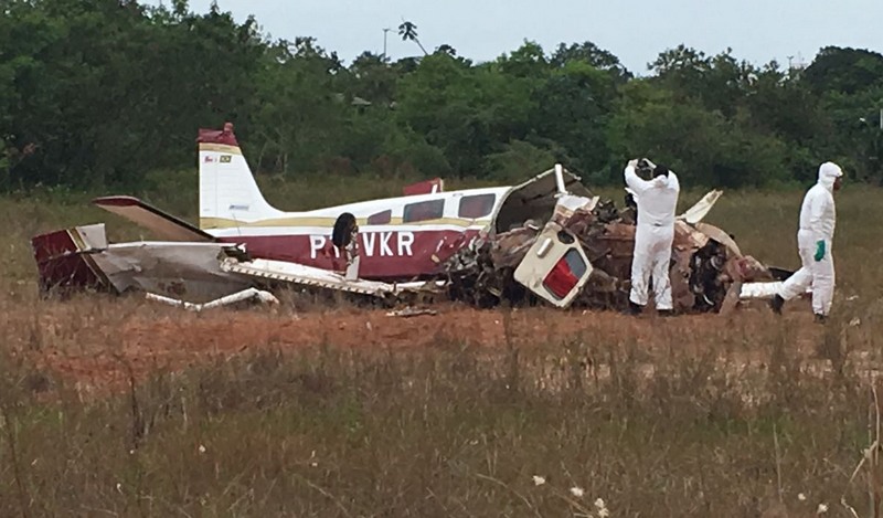 Parte da frente do avião ficou totalmente destruída com o impacto no chão (Foto: CBMAM/Divulgação)