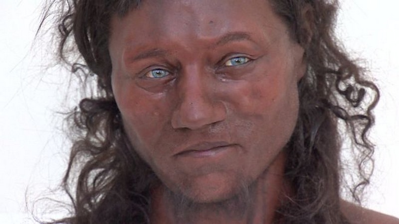 Reconstituição em escultura do Homem de Cheddar, ancestral dos britânicos (Foto: YouTube/Reprodução)