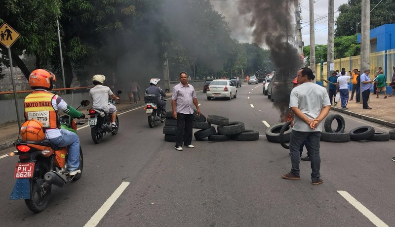Motoristas queimaram pneus em trecho da Avenida Brasil, em frente à sede da Prefeitura de Manaus (Foto: ATUAL)