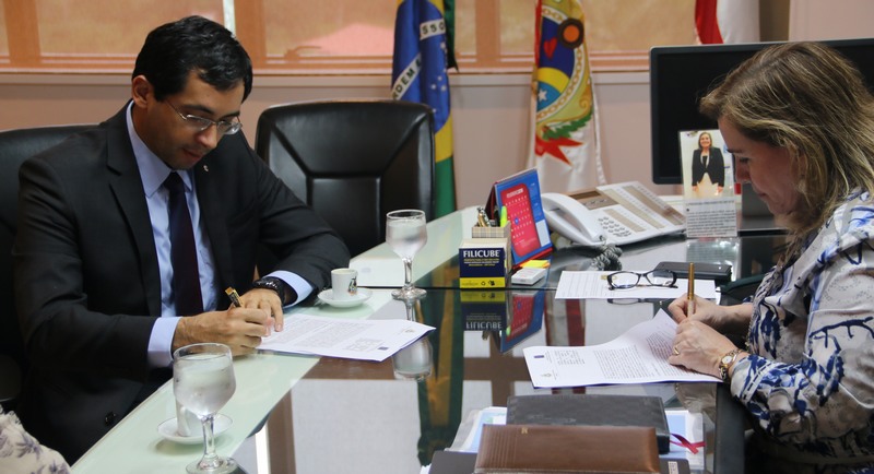 Yara Lins e Edmilson da Costa assinaram termo de cooperação técnica (Foto: Nataly Daivid/TCE)