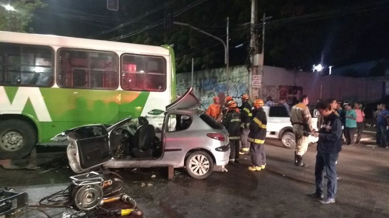Carro bate em ônibus e quatro ficam feridos