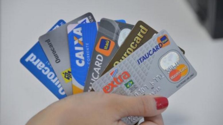 Taxa média cobrada em crédito no ano passado foi de 25,6% ao ano. A do rotativo de cartão de crédito chegou a 334,6% (Foto: Agência Brasil)