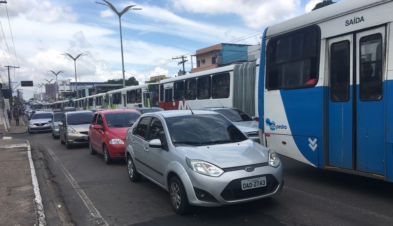 Ônibus pararam no Centro de Manaus, na manhã desta quarta-feira (Foto: ATUAL)