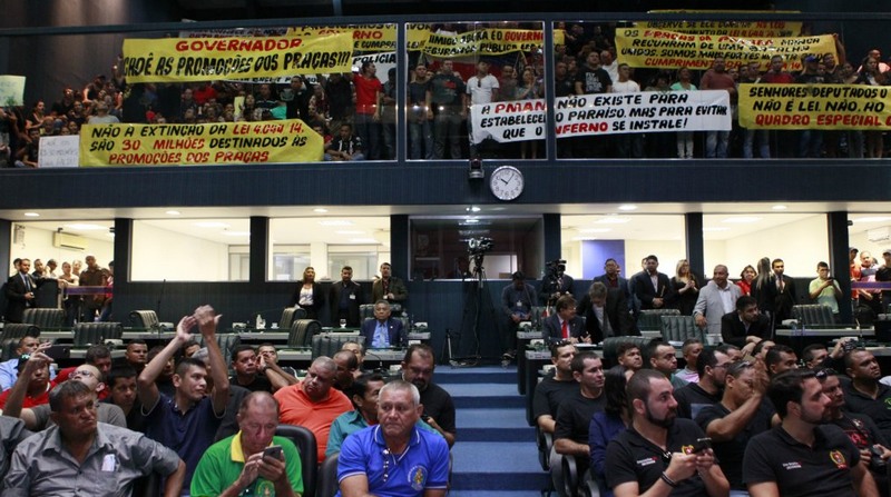 Policiais protestaram na Assembleia Legislativa contra mudança em quadro de promoções (Foto: Danilo Mello/ALE-AM)