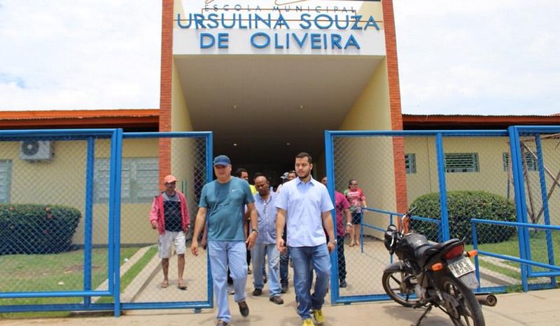 Prefeito Adail Filho (à direita) entregou novas escolas que foram reformadas. Ano letivo começou nesta segunda (Foto: Divulgação)