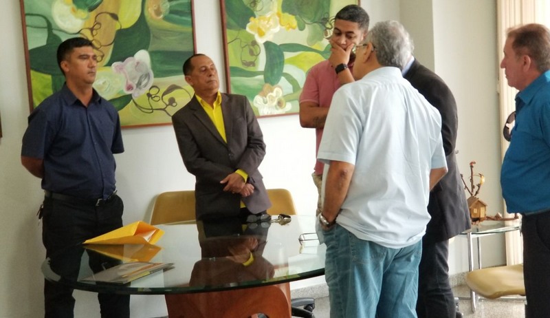 Amazonino Mendes (camisa branca) conversou com comissão de policiais, que suspenderam assembleia para deflagrar greve (Foto: Secom)