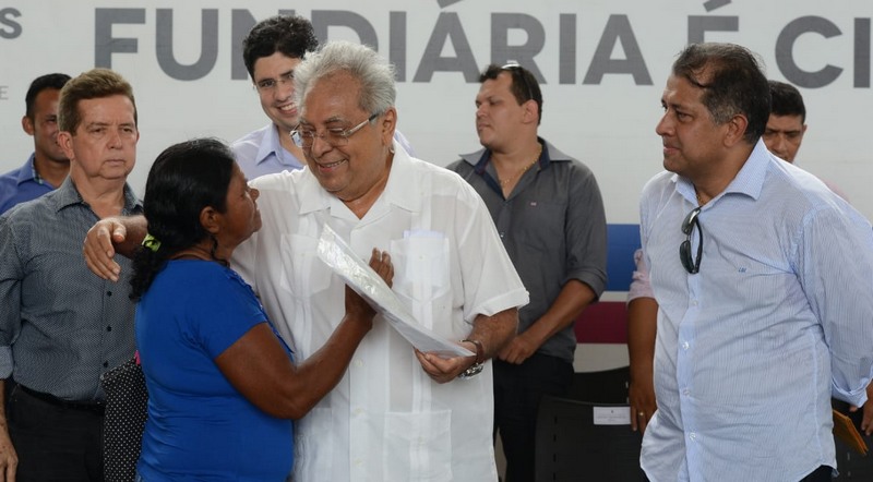 Governador Amazonino Mendes entregou títulos fundiários para produtores de Boa Vista do Ramos (Foto: Clóvis Miranda/Secom)