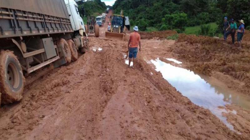 Trecho de terra na BR-163 no Pará: atoleiros e custo alto para escoar soja (Foto: Portal Cenário/MT/Divulgação)