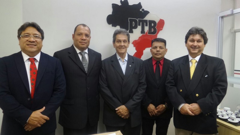 Cirilo Anunciação (segundo à esquerda) assumiu comando do PTB no Amazonas em solenidade com o presidente nacional Roberto Jefferson (Foto: Divulgação)