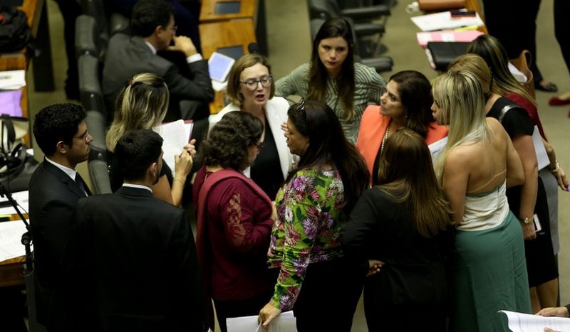 Deputadas federais em reunião no plenário da Câmara: elas são 5% do número de parlamentares (Foto: Wilson Dias/ABr)