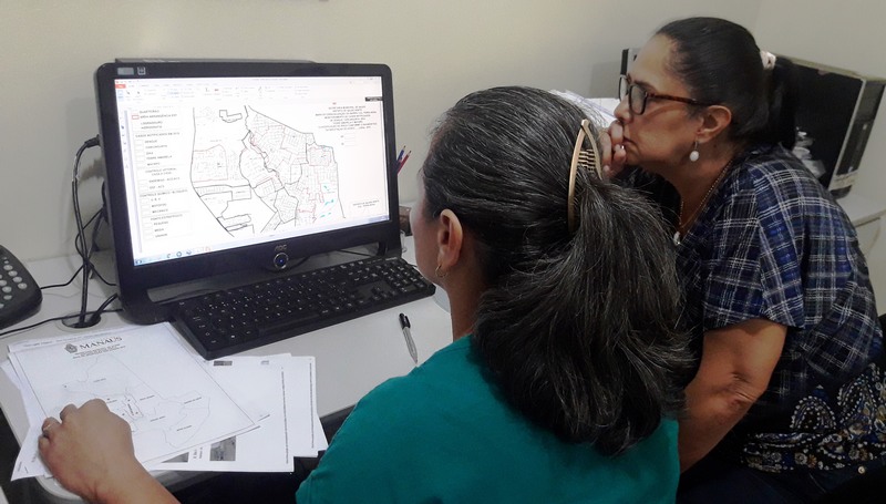 Técnicas do Disa Norte observam mapa para definir vacinação em Manaus (Foto: Semsa/Divulgação)