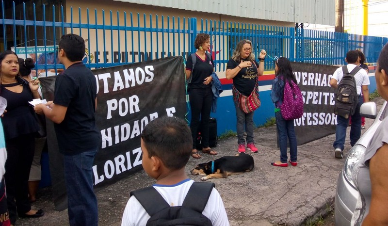 Professores fecharam escola no bairro Armando Mendes, na zona leste: greve antes do tempo (Foto: Divulgação) 