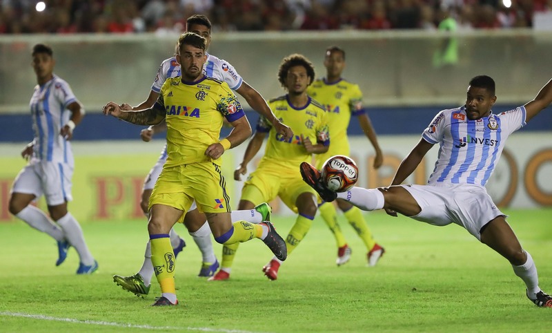 Flamengo, que jogou novamente com uniforme amarelo, perdeu com time reserva (Foto: Gilvan de Souza/Flamengo)