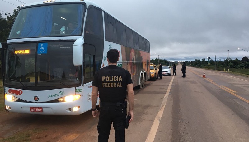 Agentes federais vistoriaram ônibus e carros em operação em Humaitá na manhã desta terça-feira (Foto: PF-RO/Divulgação)