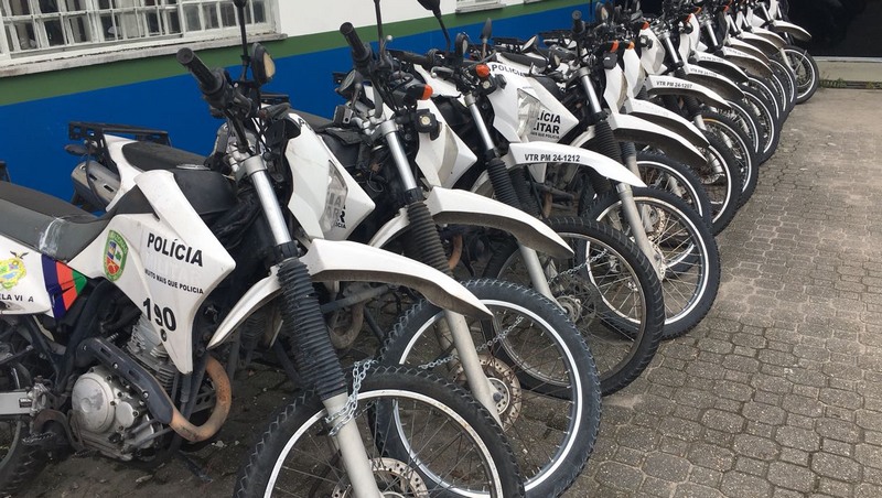 Motocicletas estão acorrentadas no pátio da 6ª Cicom em Manaus. PMs não foram trabalhar (Foto: ATUAL)