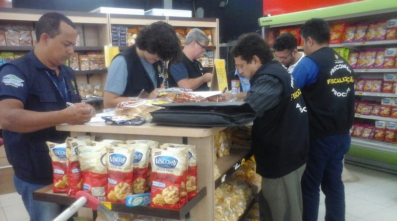 Fiscais do Procon apreenderam produtos impróprios para o consumo durante blitze no Supermercado Nordeste (Foto: Procon-AM)