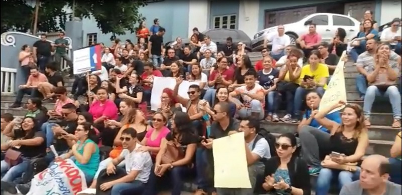 Professores fizeram manifestação em frente ao Instituto de Educação do Amazonas na manhã desta quinta-feira (Foto: Reprodução/WhatsApp)