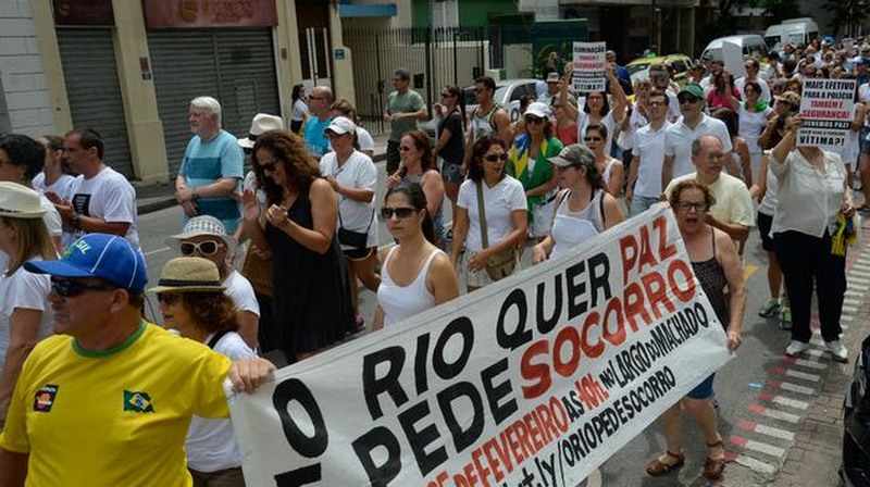 Moradores protestam contra a violência no Rio. refeito prometeu blindar escolas municipais (Foto: Fernando Frazão/ABr)