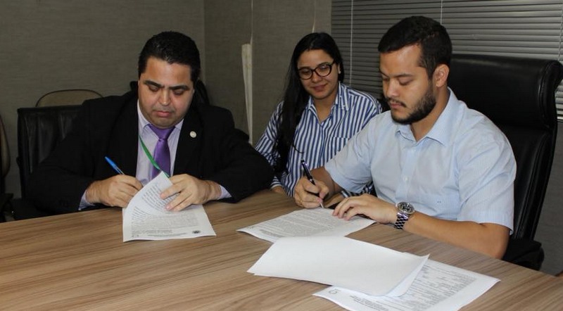 Reitor Sylvio Puga e o prefeito Afail Filho assinaram cooperação técnica para reserva de vagas da Ufam em Coari (Foto: PM Coari/Divulgação)